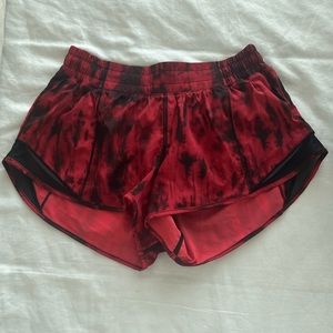 lululemon Hotty Hot Short 2.5” Inseam in Red/Black Tie Dye
